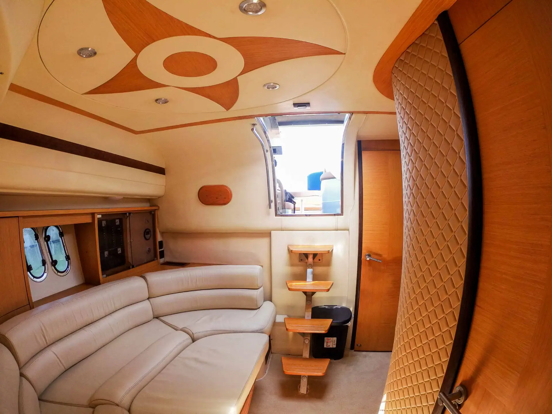 Interior Esmar Charter
